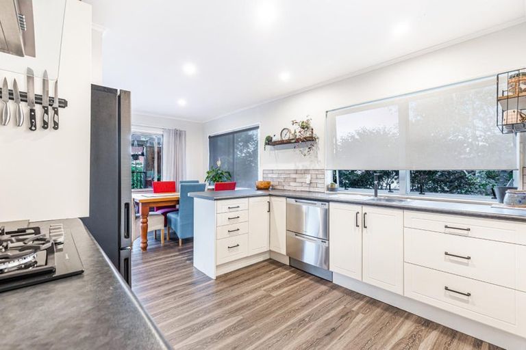 Photo of property in 19 Grassmere Road, Henderson Valley, Auckland, 0612