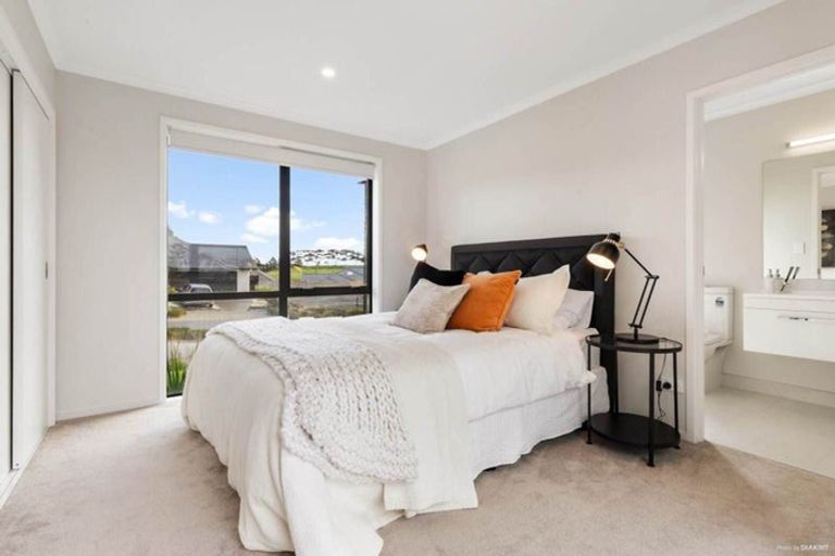 Photo of property in 26 Metoriti Crescent, Karaka, 2124
