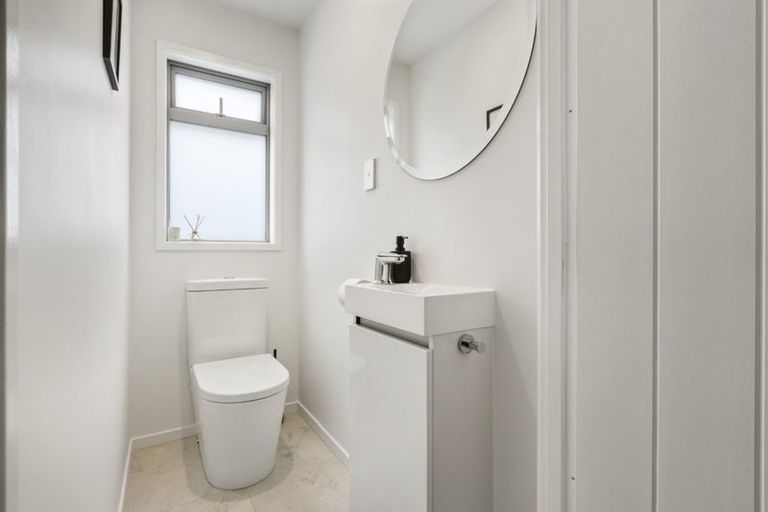 Photo of property in 4/22 North Avenue, Narrow Neck, Auckland, 0624