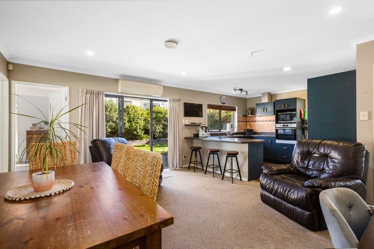 Photo of property in 10 Ribbonwood Terrace, Ranui, Porirua, 5024