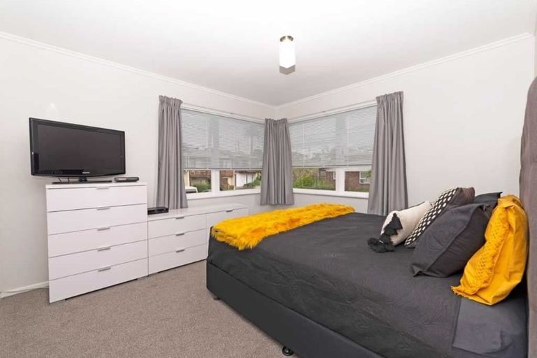 Photo of property in 5b Tirimoana Road, Te Atatu South, Auckland, 0602