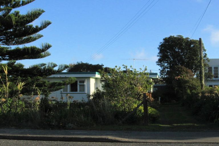 Photo of property in 26 Rauparaha Street, Waikanae Beach, Waikanae, 5036