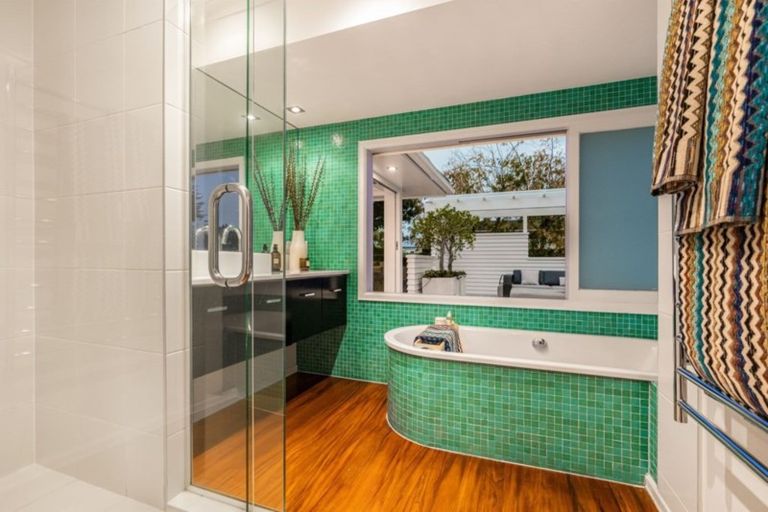 Photo of property in 32 Raymond Street, Point Chevalier, Auckland, 1022