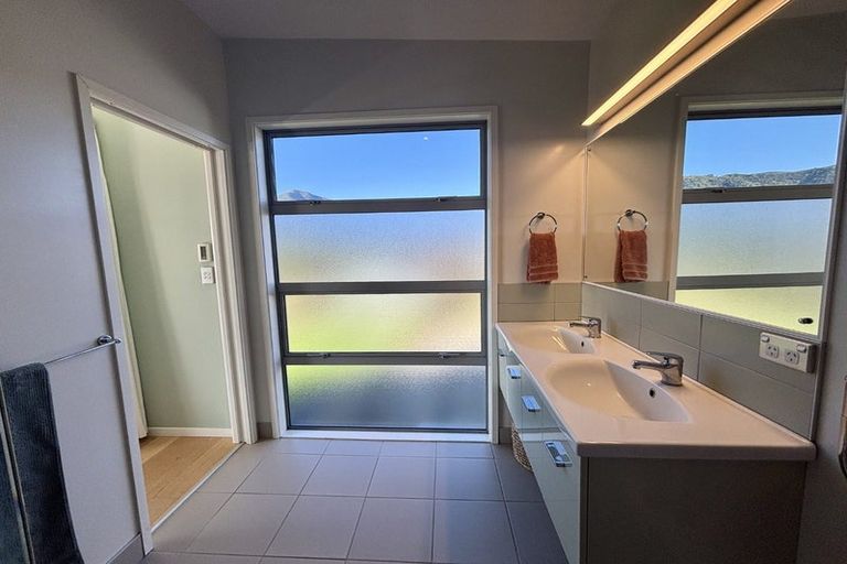 Photo of property in 33 Harbour View Heights, Picton, 7220