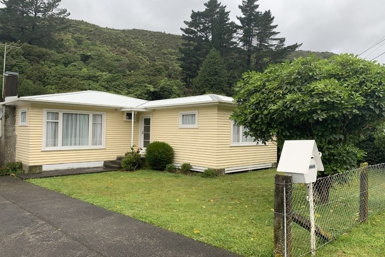 Photo of property in 17 Sunny Grove, Wainuiomata, Lower Hutt, 5014