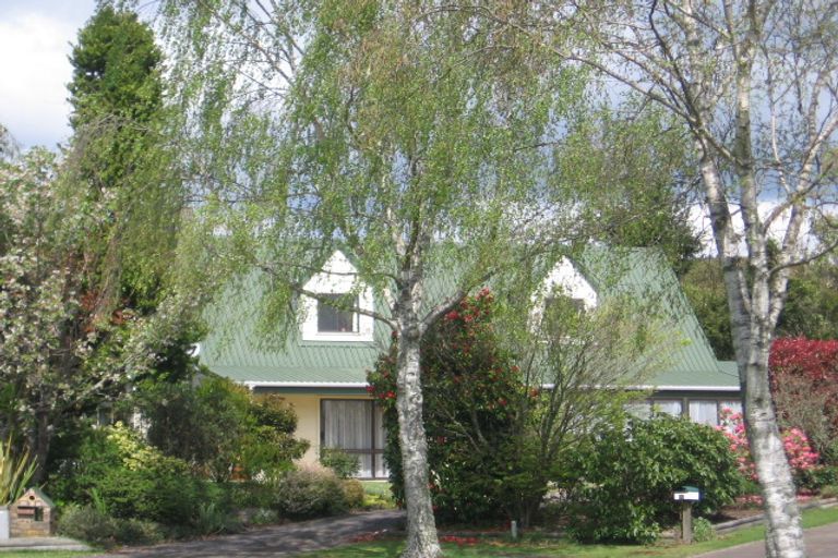 Photo of property in 27 Waitawa Place, Lynmore, Rotorua, 3010