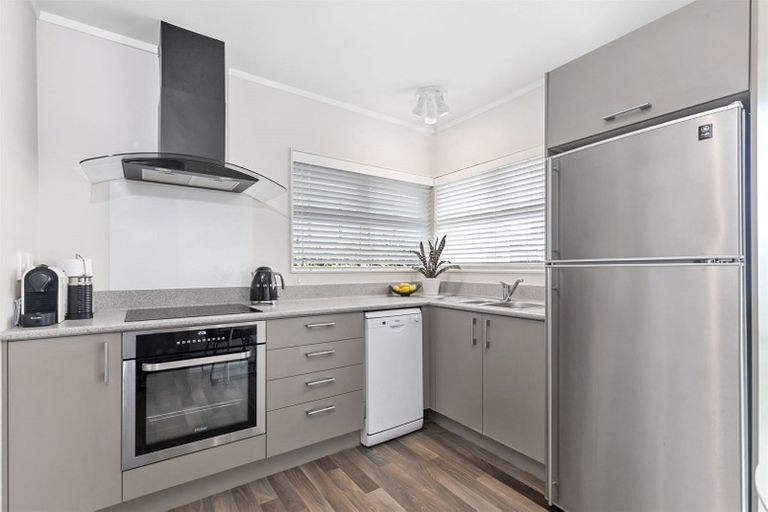 Photo of property in 2/40 Coronation Road, Hillcrest, Auckland, 0627