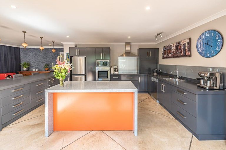 Photo of property in 18 Golf Vue Place, Castlecliff, Whanganui, 4501