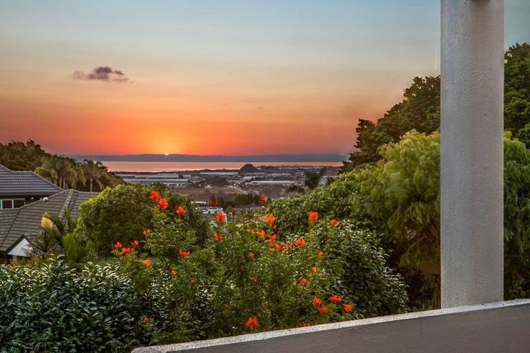 Photo of property in 113 Eugenia Rise, Goodwood Heights, Auckland, 2105