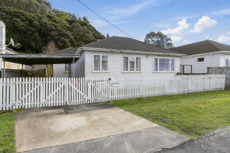 Photo of property in 195 Wellington Road, Wainuiomata, Lower Hutt, 5014