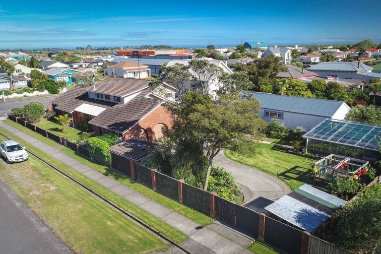 Photo of property in 17 Henley Street, Westport, 7825