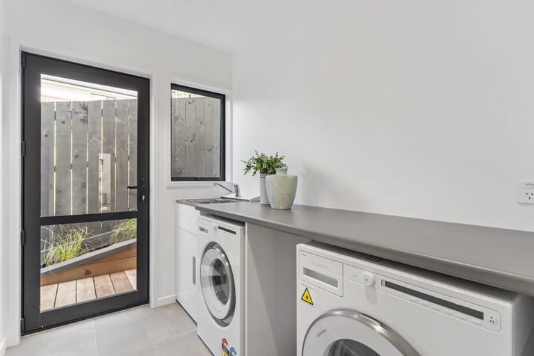 Photo of property in 54a Awaroa Road, Sunnyvale, Auckland, 0612