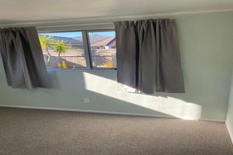 Photo of property in 1a Saint Vincent Way, Waikanae, 5036