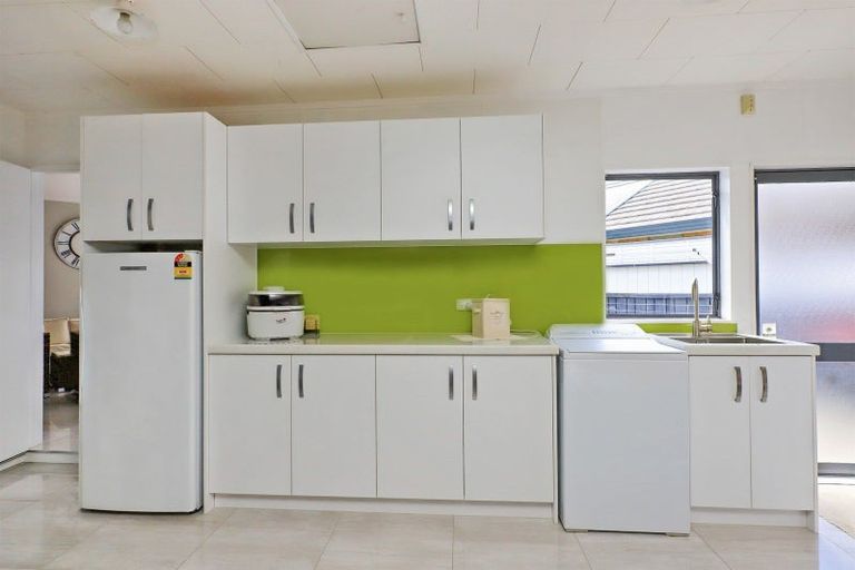 Photo of property in 12 Knightsbridge Place, Taradale, Napier, 4112