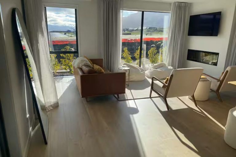 Photo of property in 2 Chapman Way, Jacks Point, 9371