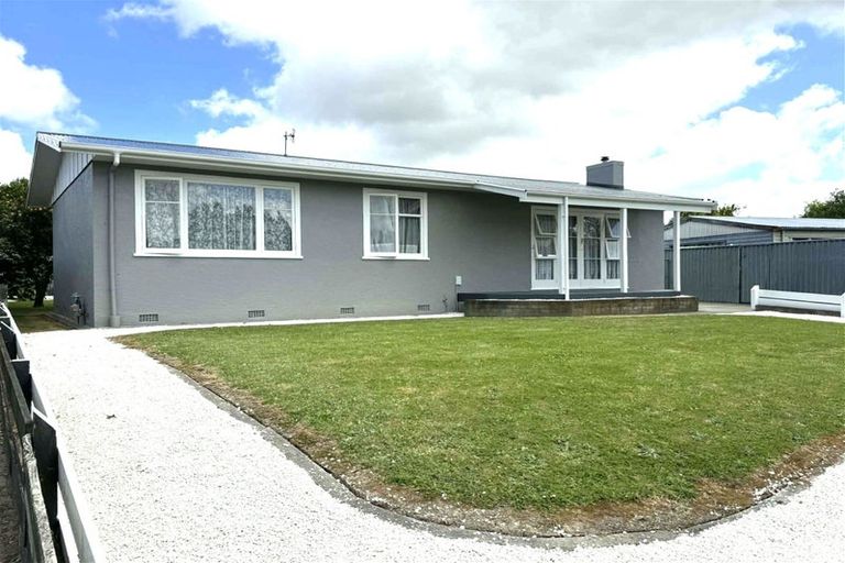 Photo of property in 4 Mokau Place, Terrace End, Palmerston North, 4410