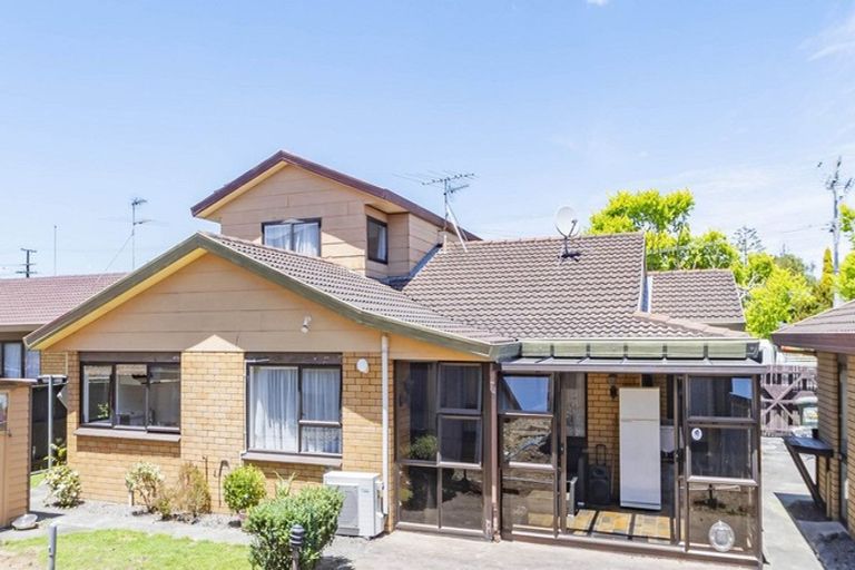 Photo of property in 2/19 South Street, Papakura, 2110