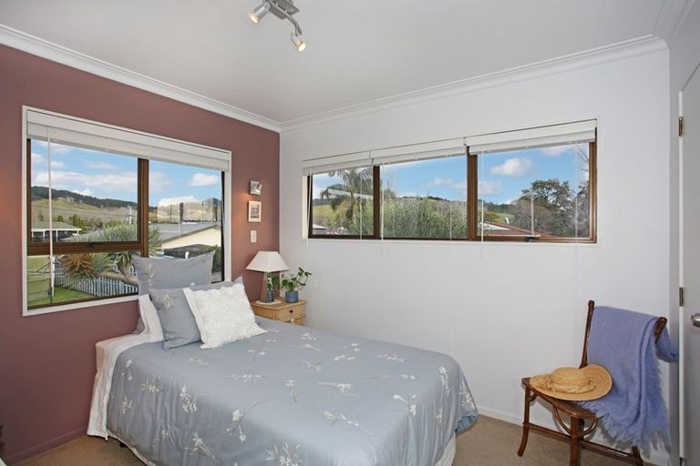 Photo of property in 8 Cottonwood Place, Kawakawa Bay, Papakura, 2585