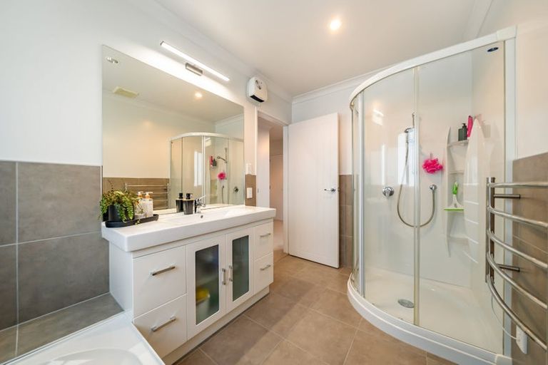 Photo of property in 14 Cosgrove Rise, Riverstone Terraces, Upper Hutt, 5018