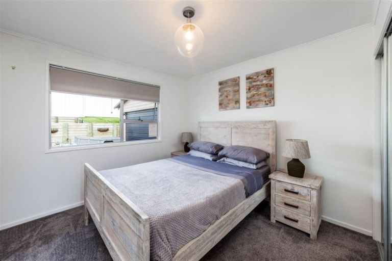 Photo of property in 25 Nor'east Drive, Northcross, Auckland, 0632