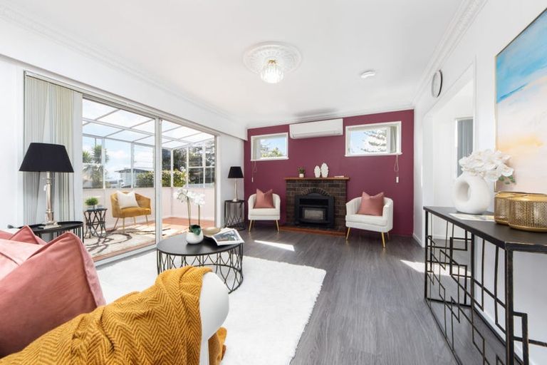 Photo of property in 12 Ashbourne Place, Glendene, Auckland, 0602