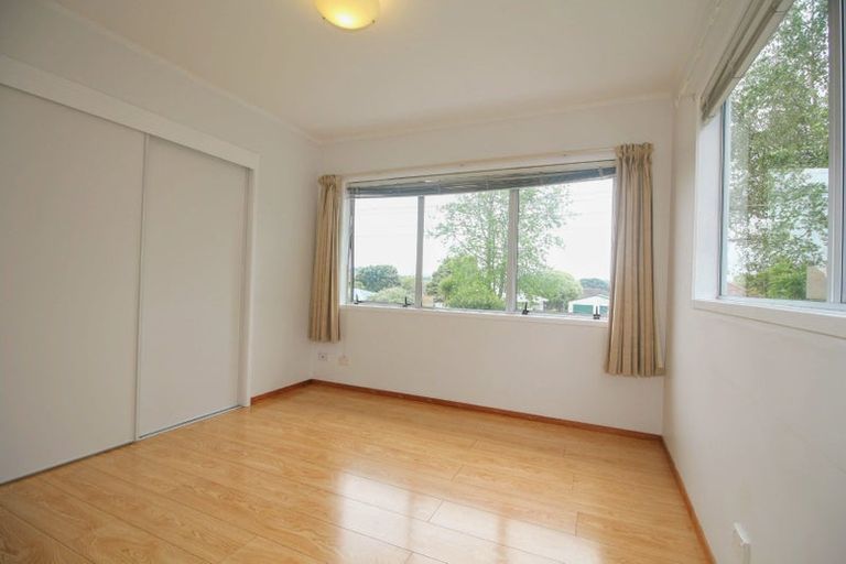 Photo of property in 2/12 Sherwood Avenue, Te Atatu South, Auckland, 0610
