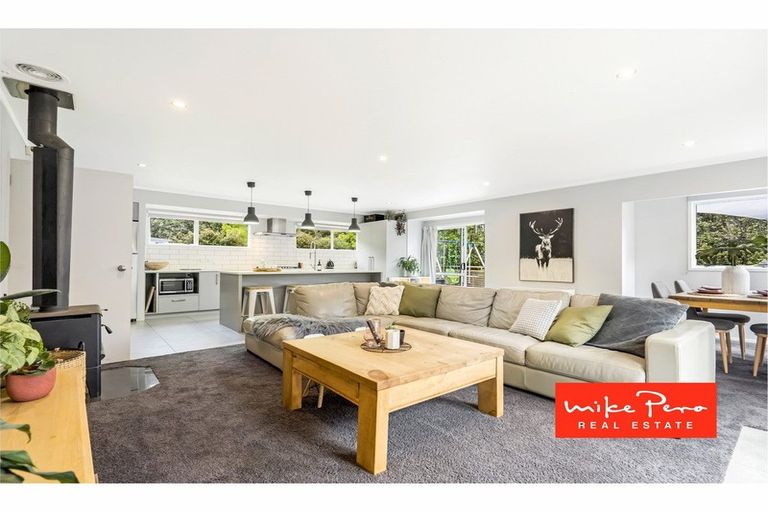 Photo of property in 2/33 Konini Road, Titirangi, Auckland, 0604