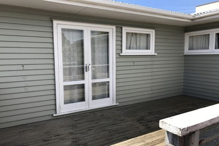 Photo of property in 48 Savoy Road, Glen Eden, Auckland, 0602