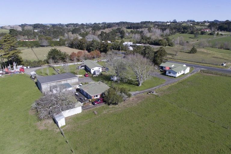 Photo of property in 43 Motu Road, Kumeu, 0891
