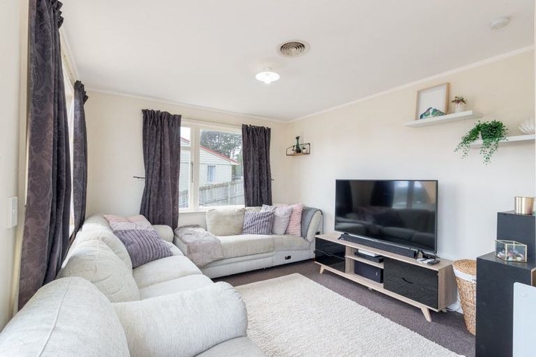 Photo of property in 11 Dorset Grove, Cannons Creek, Porirua, 5024