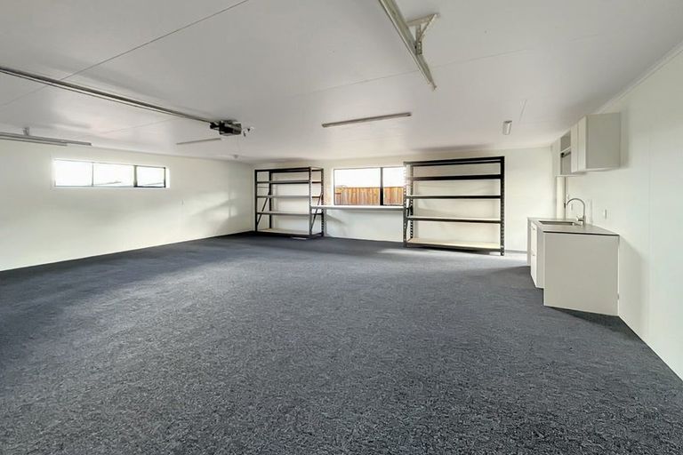 Photo of property in 14 Chestnut Close, Kelvin Grove, Palmerston North, 4414