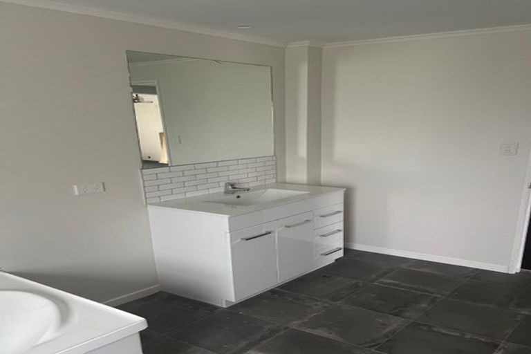 Photo of property in 12 Michelle Place, Mangere, Auckland, 2022