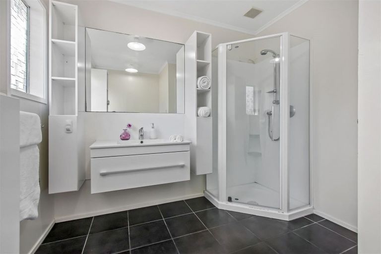 Photo of property in 118 Lynn Road, Bayview, Auckland, 0629