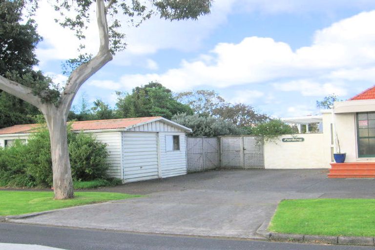 Photo of property in 1 Tamaki Bay Drive, Pakuranga, Auckland, 2010