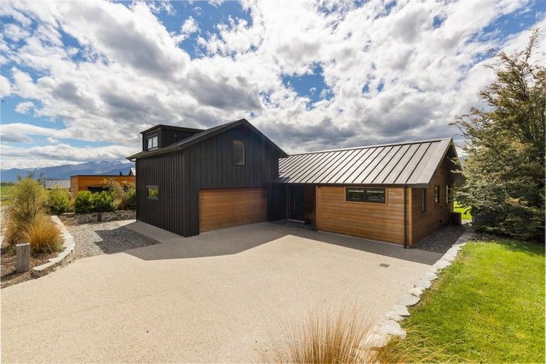 Photo of property in 13 Hovingham Court, Jacks Point, Queenstown, 9371