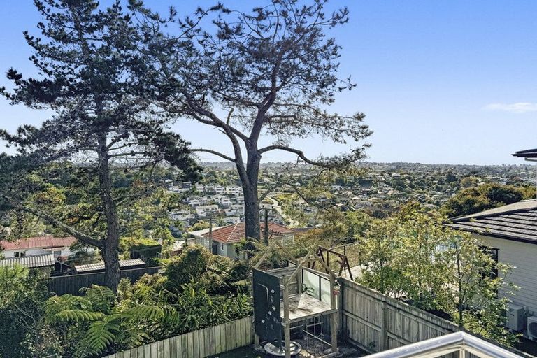 Photo of property in 2/89 Knights Road, Rothesay Bay, Auckland, 0630
