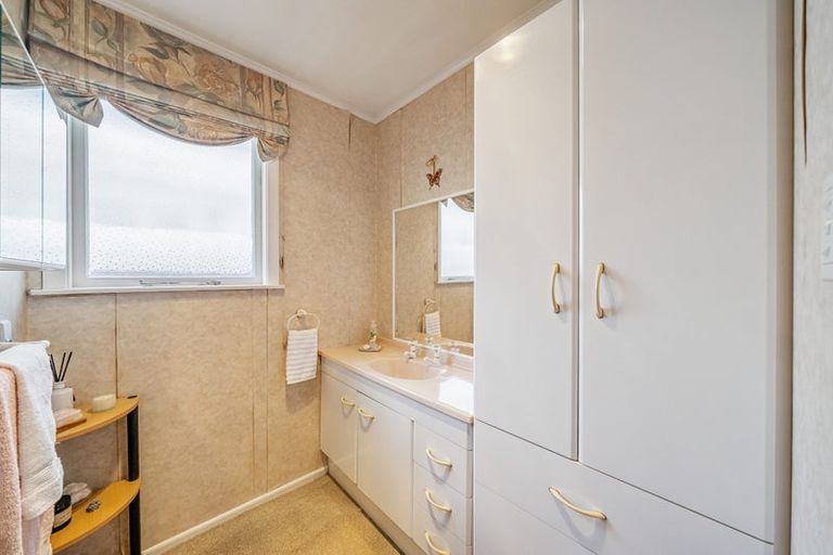 Photo of property in 17 Deller Grove, Silverstream, Upper Hutt, 5019