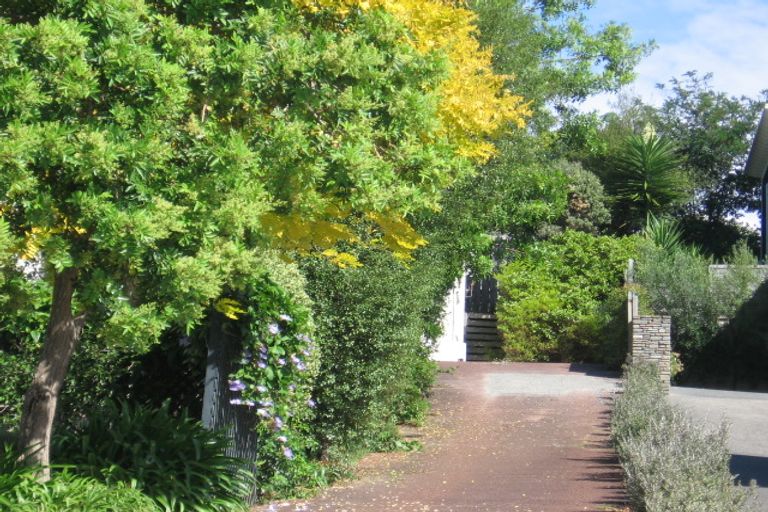 Photo of property in 1/10 Sandown Road, Rothesay Bay, Auckland, 0630