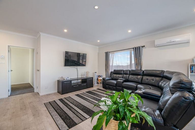 Photo of property in 24 Eric Gifford Drive, Ranui, Auckland, 0612