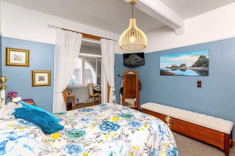 Photo of property in Devonport Apartments, 5/127 Saint Aubyn Street, New Plymouth, 4310