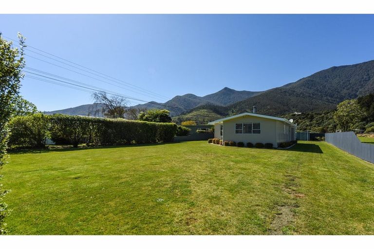 Photo of property in 20 Renata Road, Okiwi Bay, 7193