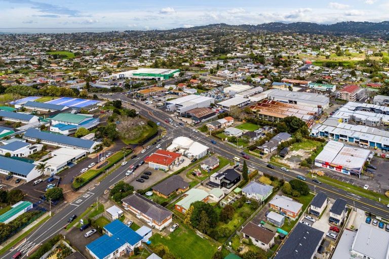 Photo of property in 1/2 Archibald Road, Kelston, Auckland, 0602