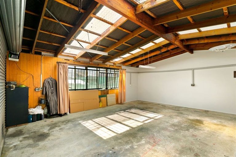 Photo of property in 11 Waikaukau Road, Glen Eden, Auckland, 0602