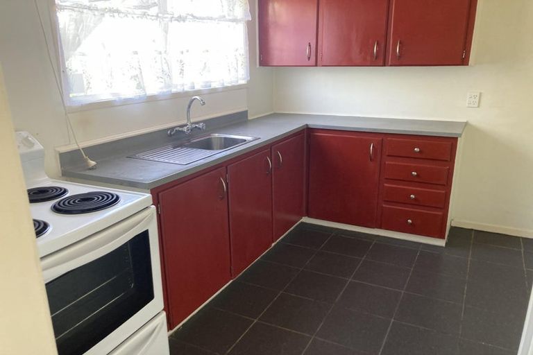 Photo of property in 102 Kemp Road, Massey, Auckland, 0614