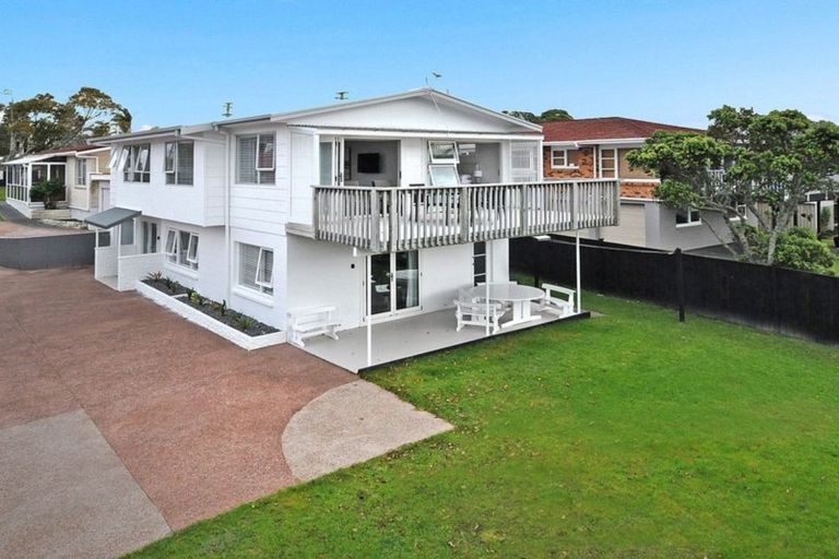 Photo of property in 2/611 Beach Road, Rothesay Bay, Auckland, 0630