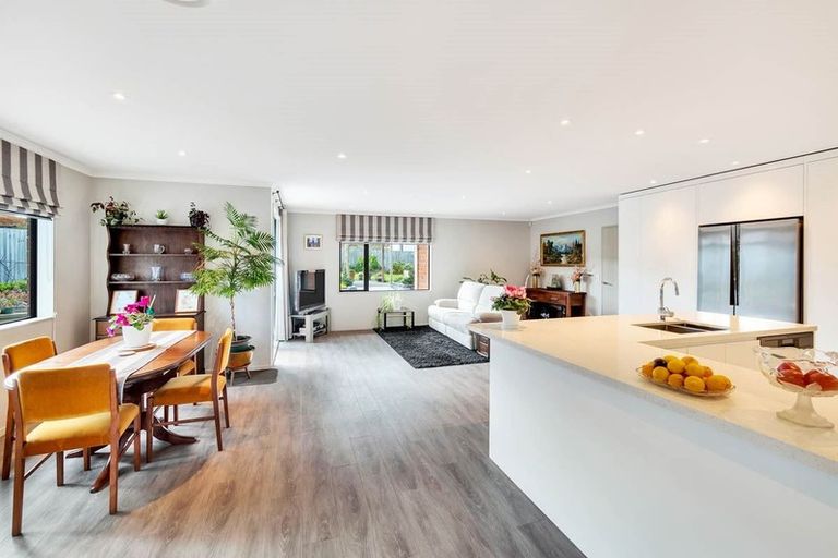 Photo of property in 8 Drumkeen Place, Rosehill, Papakura, 2113