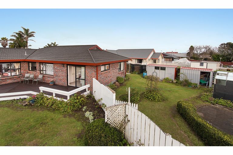 Photo of property in 3 Brookesmith Drive, Waiuku, 2123