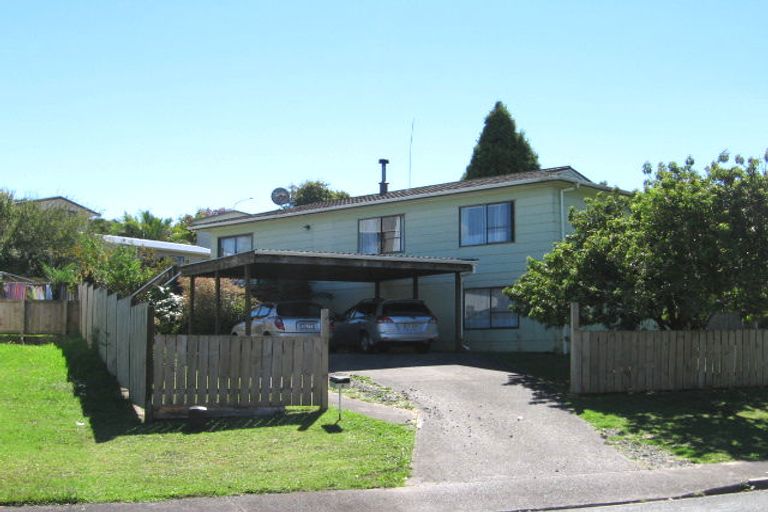 Photo of property in 8 St Catherine Crescent, West Harbour, Auckland, 0618