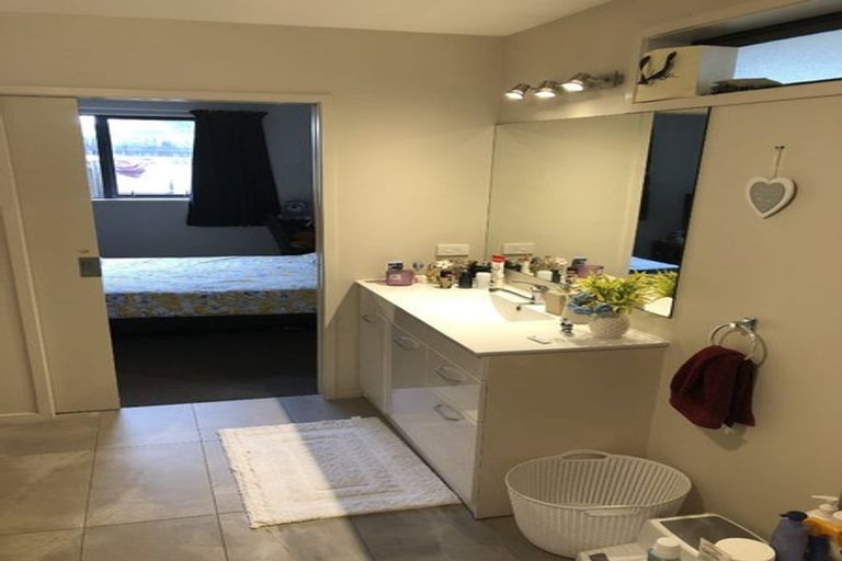 Photo of property in 100 Fulford Street, New Plymouth, 4310