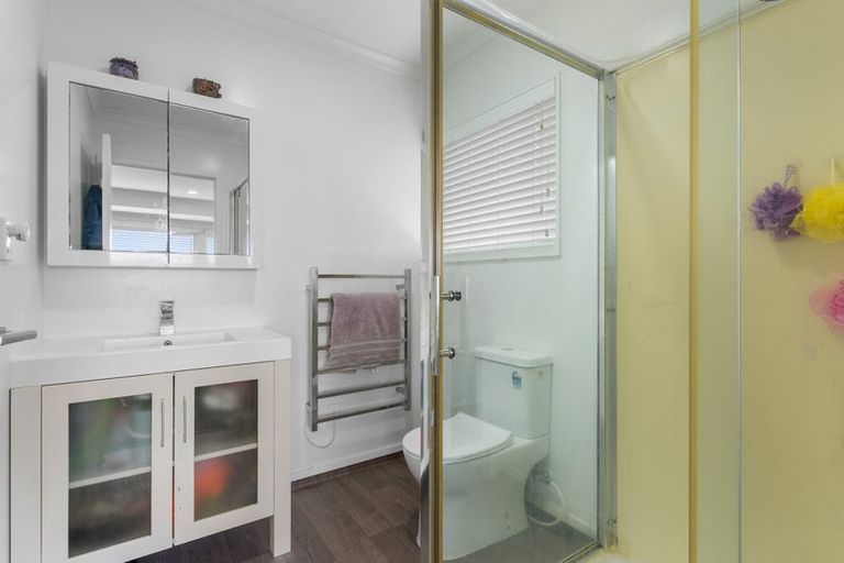 Photo of property in 2/36 Browns Bay Road, Rothesay Bay, Auckland, 0630